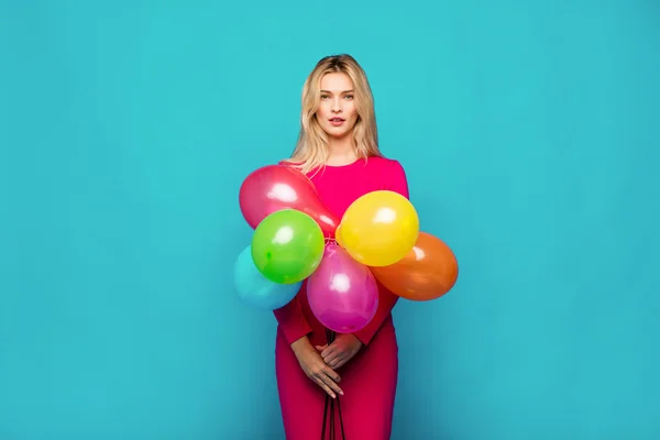 Mujer rubia con globos en azul —  Fotos de Stock