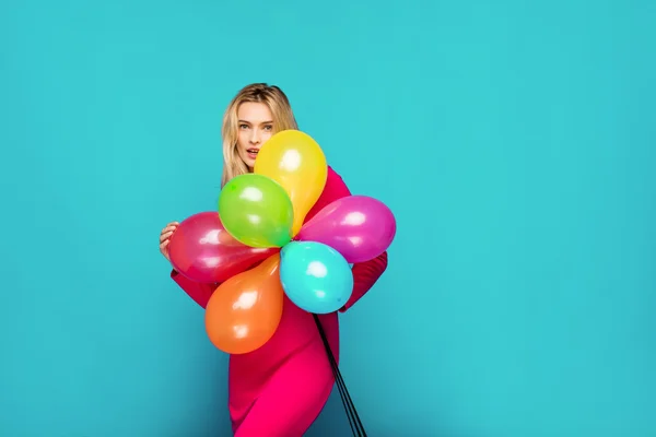 Blonde vrouw met ballonnen op blauw — Stockfoto