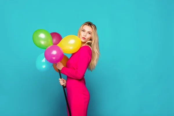 Mujer rubia con globos en azul —  Fotos de Stock