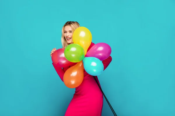 Mujer rubia con globos en azul — Foto de Stock