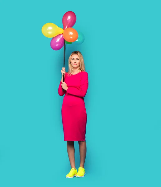 Mujer rubia con globos en azul —  Fotos de Stock