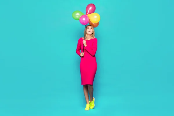 Blond kobieta z balonów na niebiesko — Zdjęcie stockowe