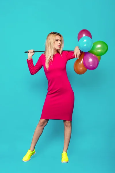 Blonde Frau mit Luftballons auf blau — Stockfoto