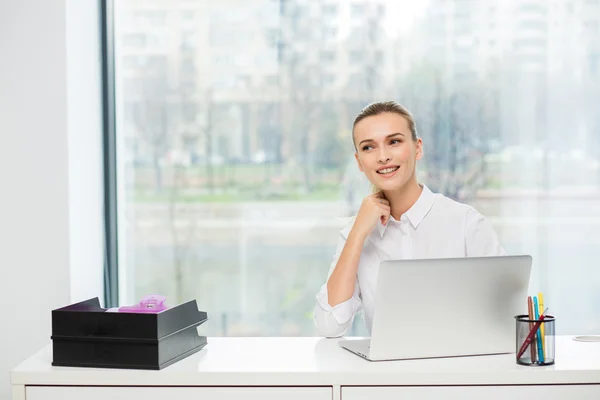 Blonda kvinnan bakom hennes skrivbord — Stockfoto