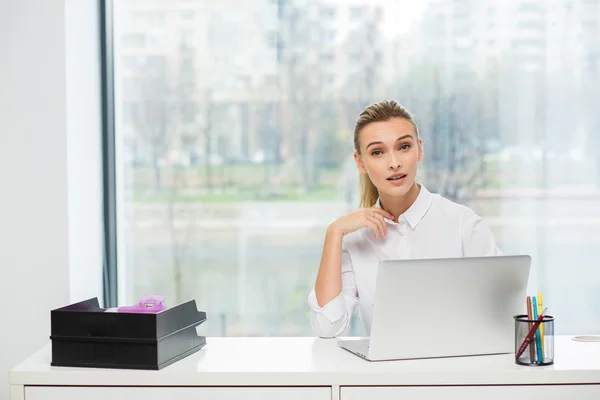 Blonde woman behind her desk — Stock Photo, Image