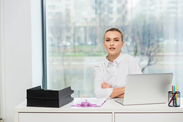 Blonde woman behind her desk — Stock Photo, Image