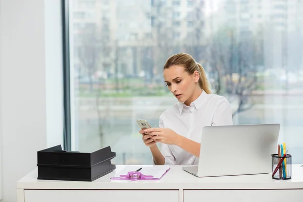 Mujer rubia detrás de su escritorio — Foto de Stock