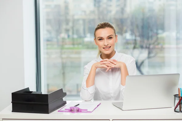 Donna bionda dietro la scrivania — Foto Stock