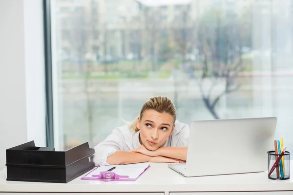 Blonde Frau hinter ihrem Schreibtisch — Stockfoto