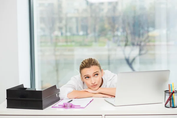 Blonďatá žena za její stůl — Stock fotografie