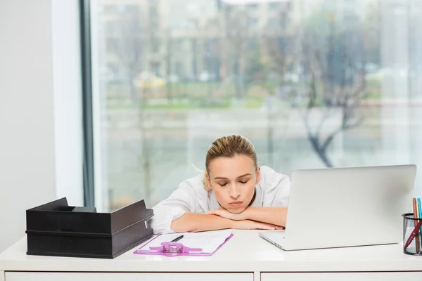 Blonde Frau hinter ihrem Schreibtisch — Stockfoto