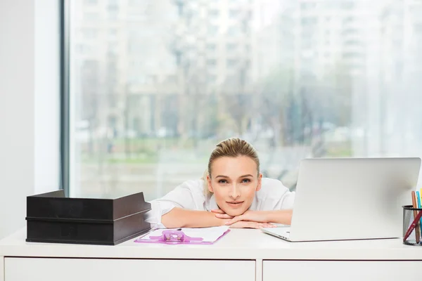 Blonda kvinnan bakom hennes skrivbord — Stockfoto