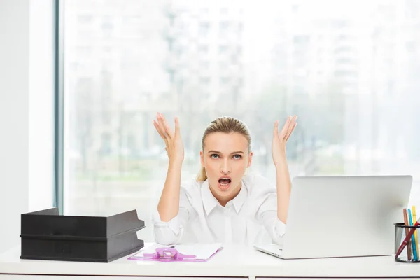 Blonde Frau hinter ihrem Schreibtisch — Stockfoto