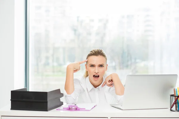 Blonde Frau hinter ihrem Schreibtisch — Stockfoto