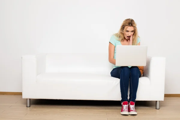 Blonde Frauen auf Couch mit Kopfkissen — Stockfoto