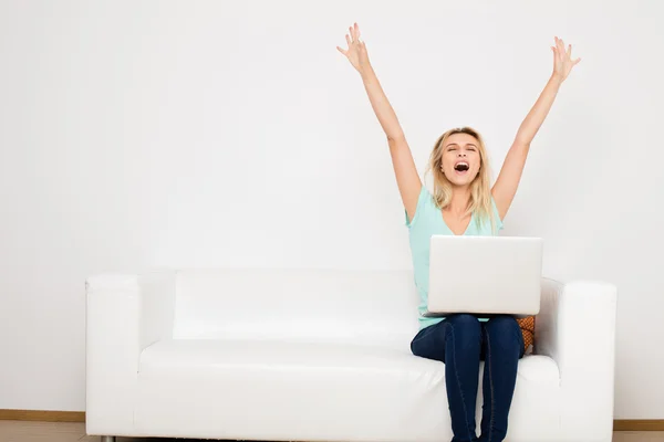 Blonde Frauen auf Couch mit Kopfkissen — Stockfoto