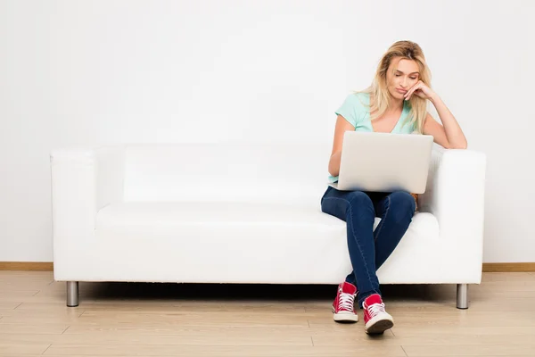 Blonde Frauen auf Couch mit Kopfkissen — Stockfoto