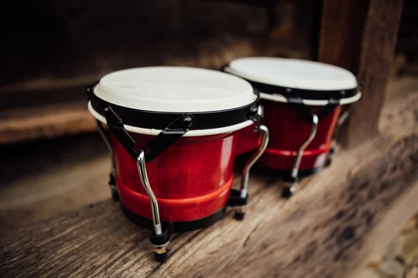 Tambores bongo em uma prancha — Fotografia de Stock