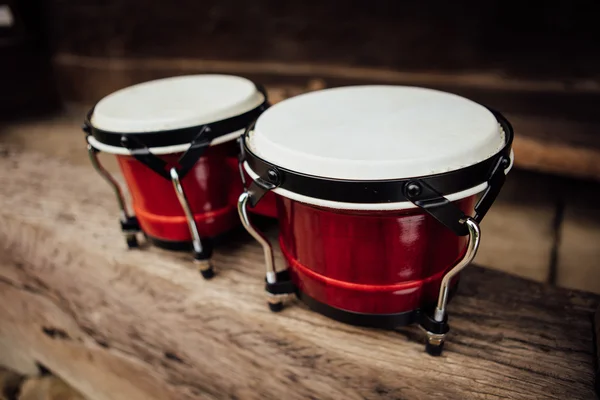 Bongo davul bir tahta üzerinde
