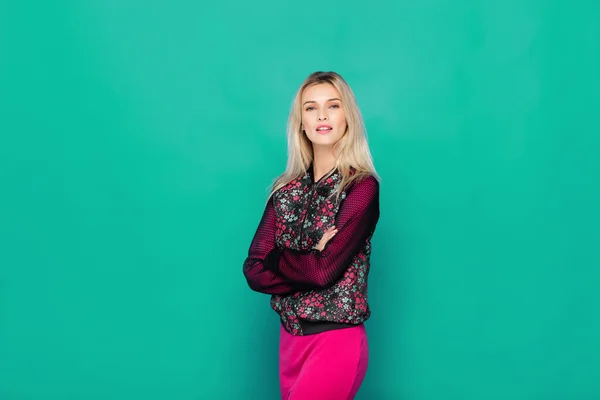 Blonde moderne vrouw op blauwe achtergrond — Stockfoto