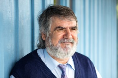 yaşlı adam ayakta dışında