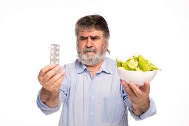 yaşlı adamlar hapları ve salata ile