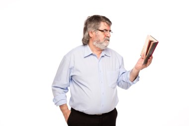 yaşlı adam gözlüklü bir kitap okuma