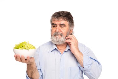 yaşlı adamlar salata bir kase ile