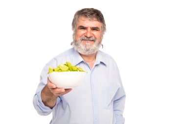 yaşlı adamlar salata bir kase ile