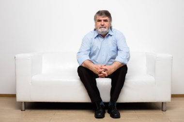 yaşlı bekar beyaz kanepede