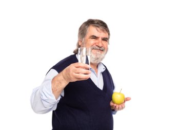 yaşlı adam su ve elma ile