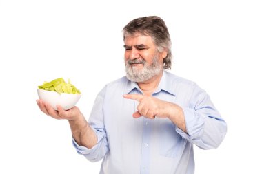 yaşlı adamlar salata bir kase ile