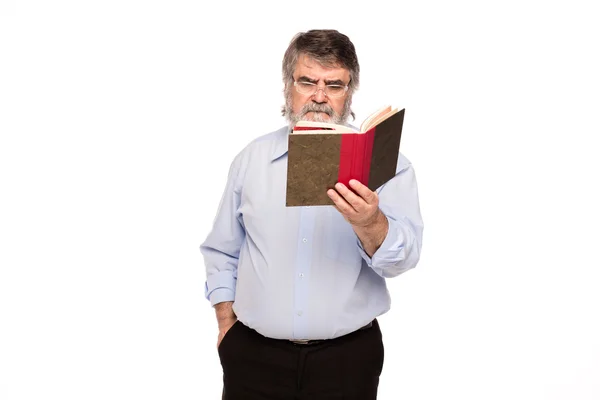 Alter Mann mit Brille liest ein Buch — Stockfoto