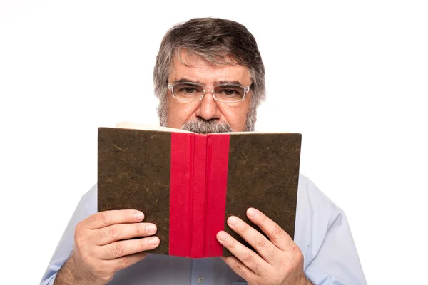Velho com óculos lendo um livro — Fotografia de Stock