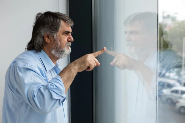 Lehrer steht neben einem Fenster — Stockfoto
