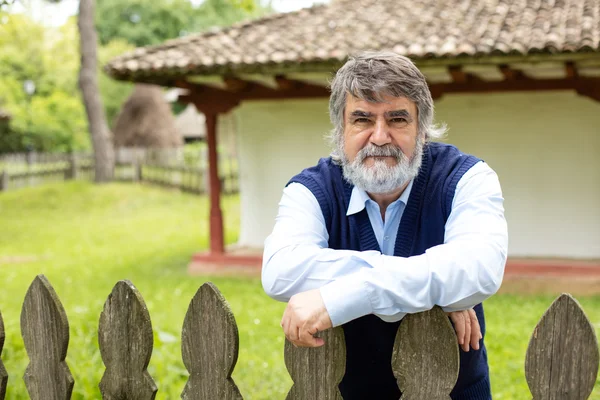 Anziano di fronte alla sua vecchia casa — Foto Stock