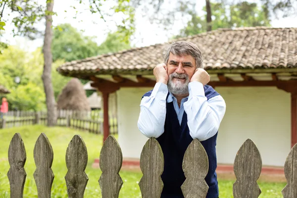 Homem idoso na frente de sua casa velha — Fotografia de Stock