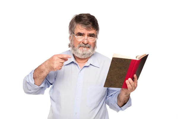 Alter Mann mit Brille liest ein Buch — Stockfoto