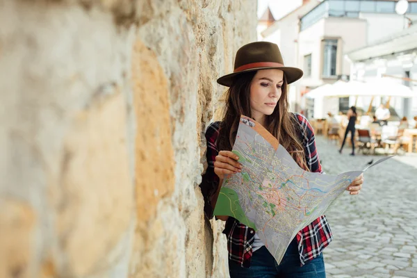 Jovem mulher viajando sozinha — Fotografia de Stock