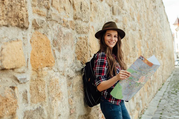 Jonge vrouw alleen reizen — Stockfoto