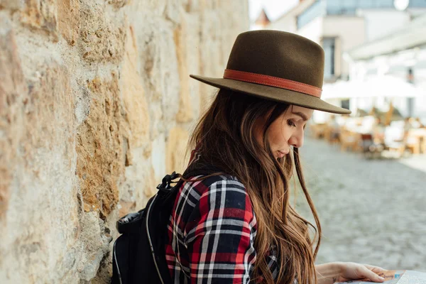 Jonge vrouw alleen reizen — Stockfoto