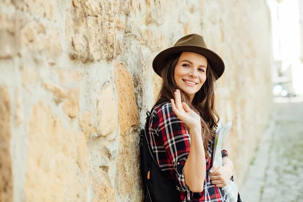 Junge Frau allein unterwegs — Stockfoto