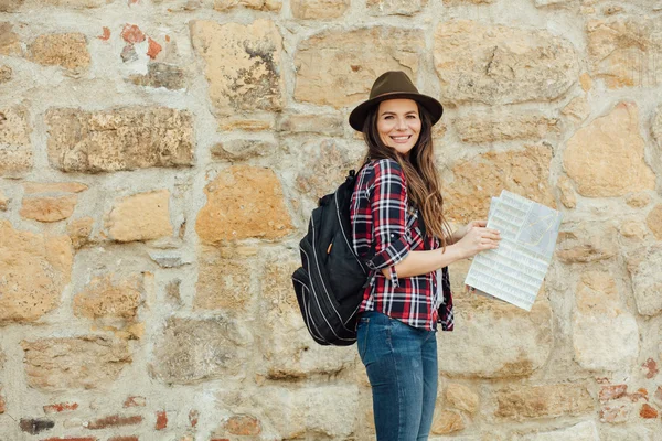 Jovem mulher viajando sozinha — Fotografia de Stock