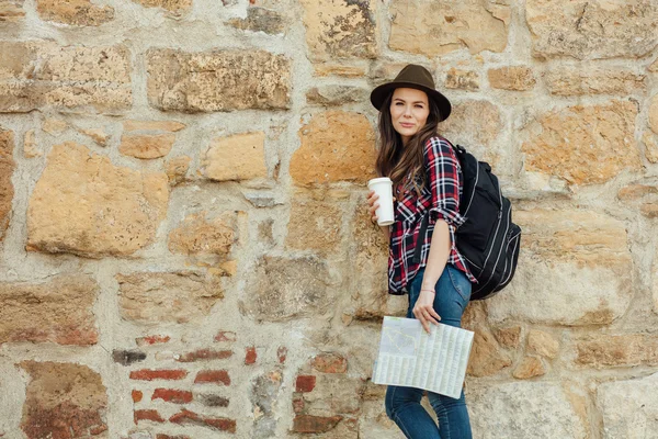 Mujer joven viajando sola — Foto de Stock