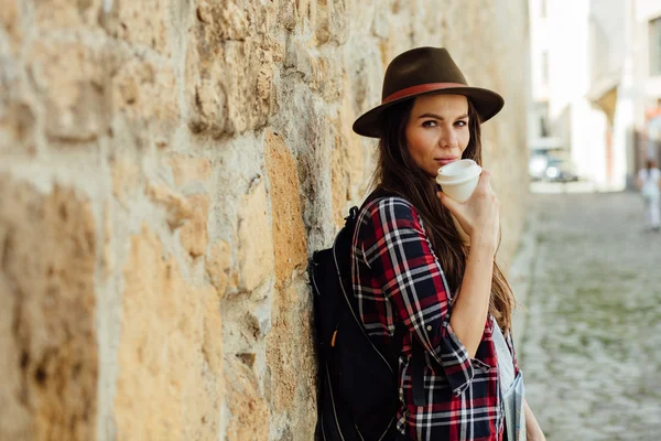 Mladá žena sama na cestách — Stock fotografie