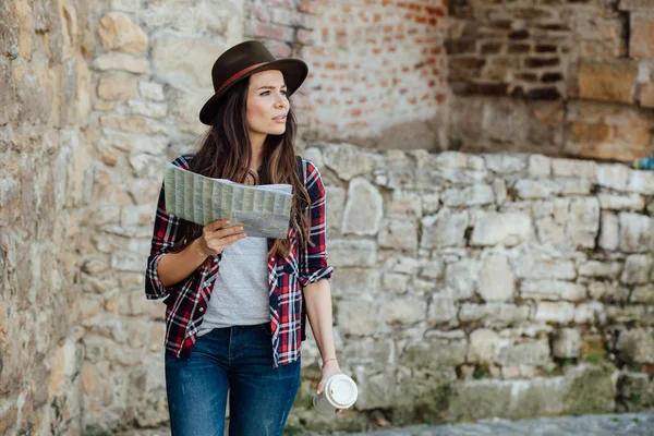 Young woman traveling alone — Stock Photo, Image