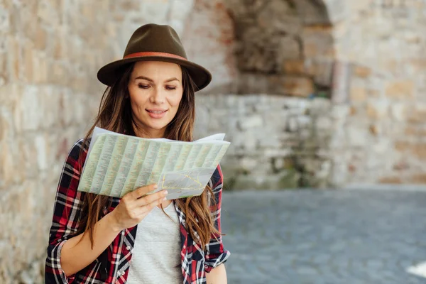 Junge Frau allein unterwegs — Stockfoto