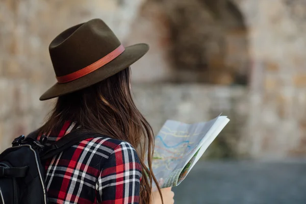 Mujer joven viajando sola — Foto de Stock