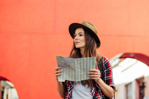 Jeune femme voyageant seule — Photo