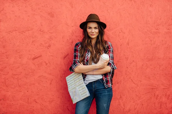 Mujer joven viajando sola — Foto de Stock